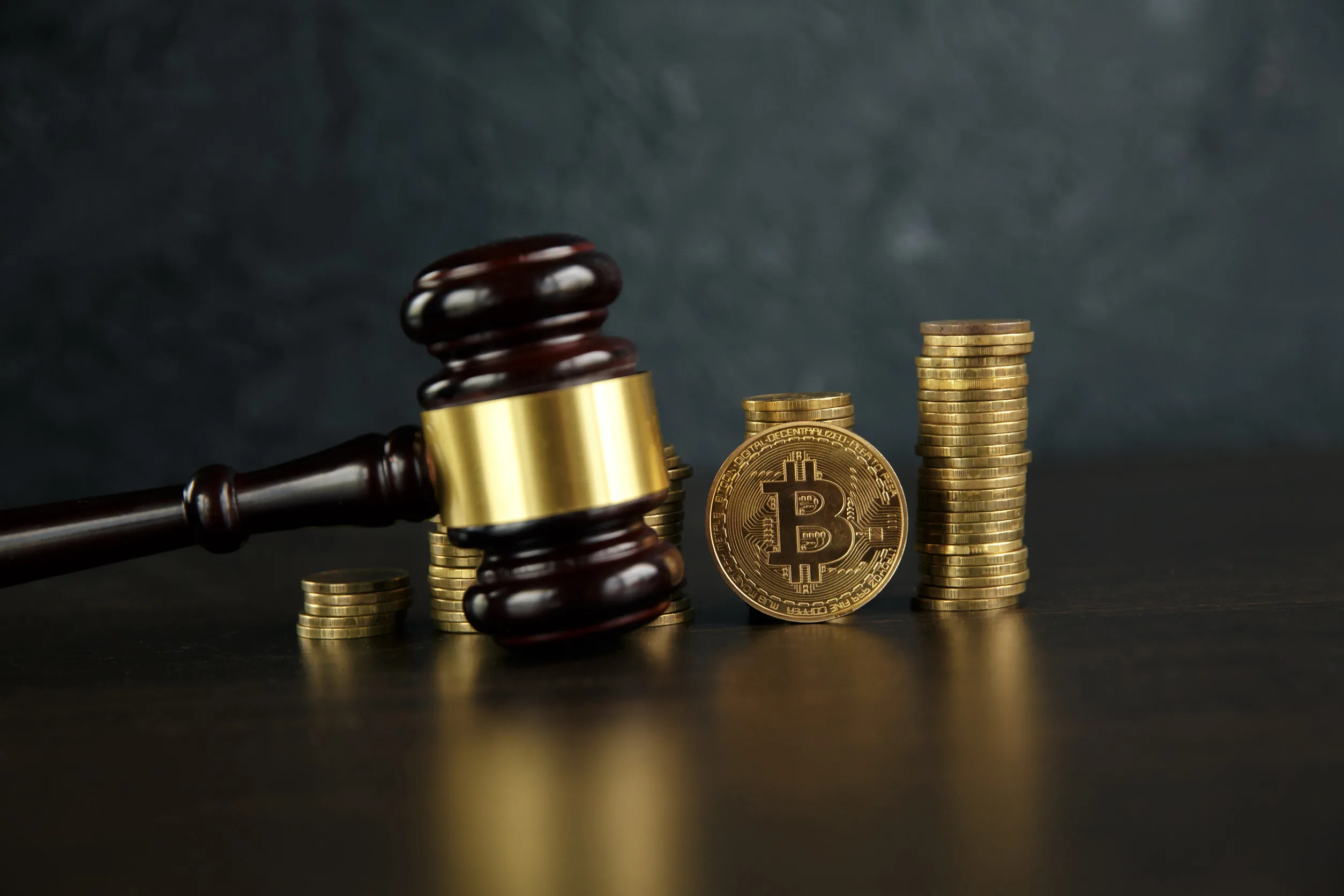 Un'immagine che rappresenta il martello di un giudice, l'autorità che nei fatti applica le normative sulle criptovalute.