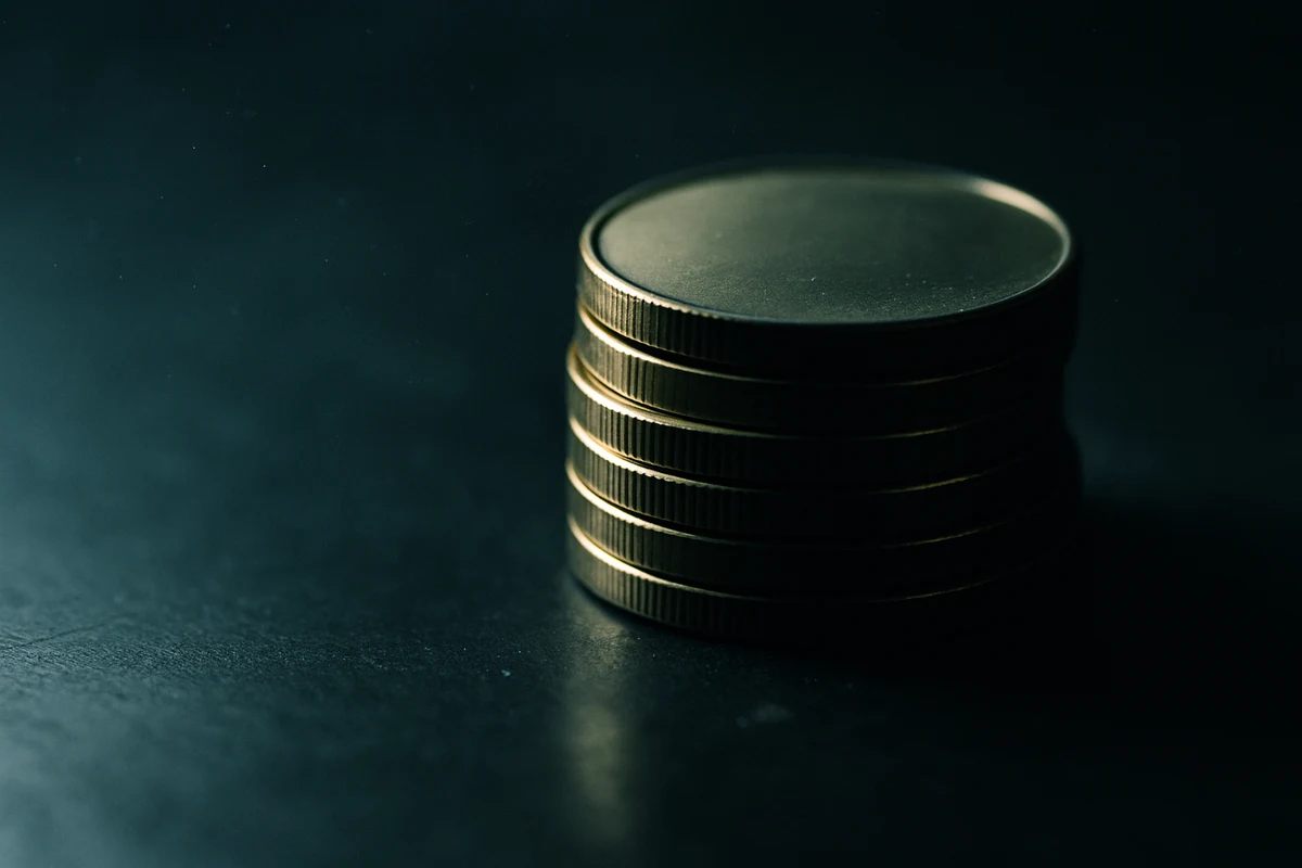 Schiff riaccende l’allarme su Strategy: il ponte con BTC vacilla